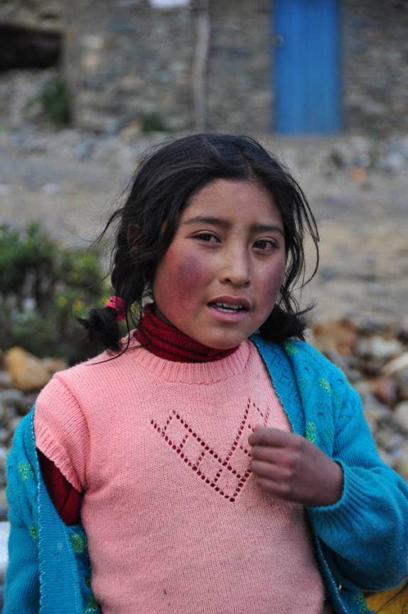 Encontro com crianças que vivem a mais de 4 mil metros de altitude na subida dos Andes na Carretera Transoceanica, em direção à Cusco, no Peru